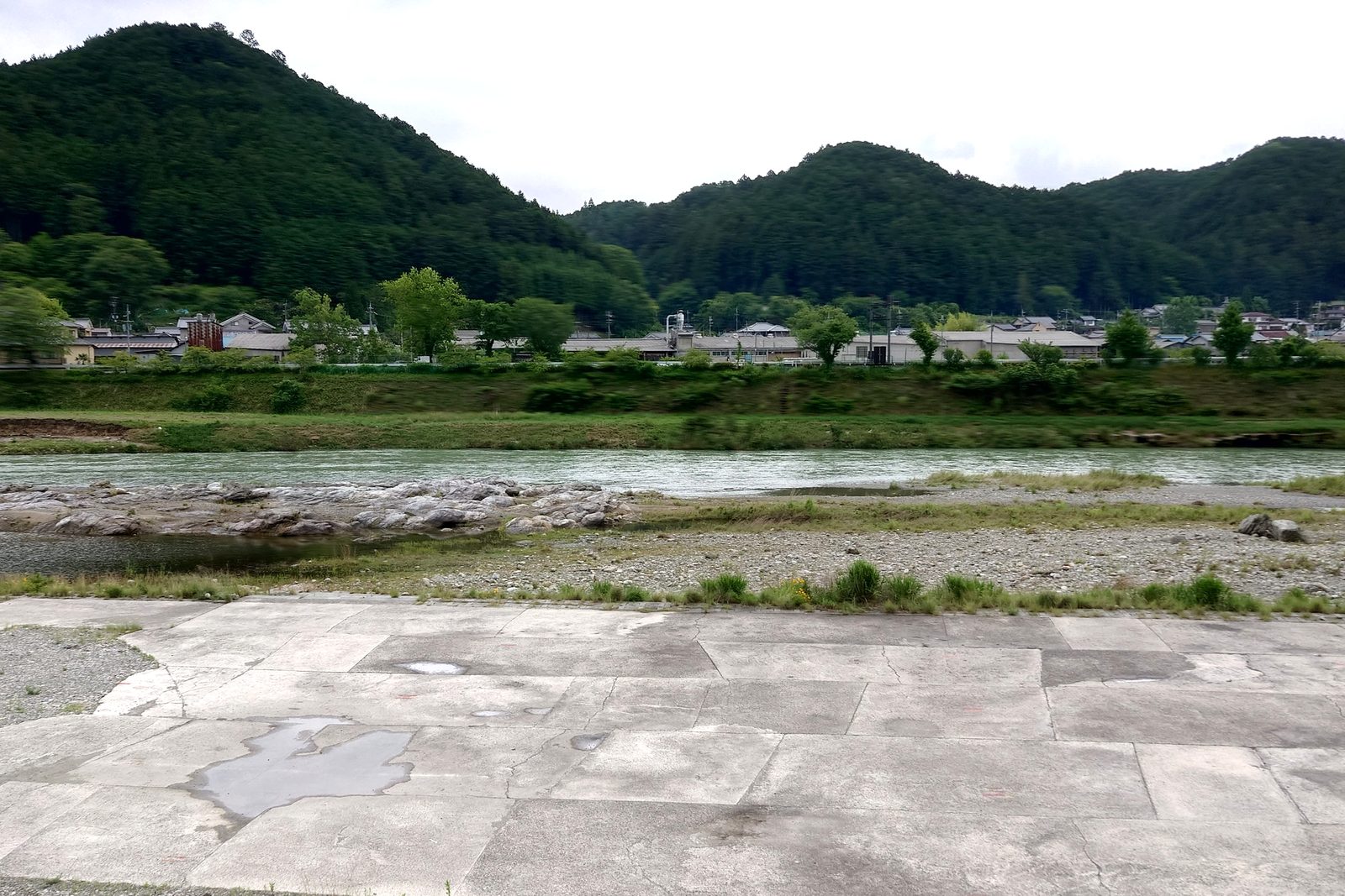 吉野川の対岸に広がる町並み